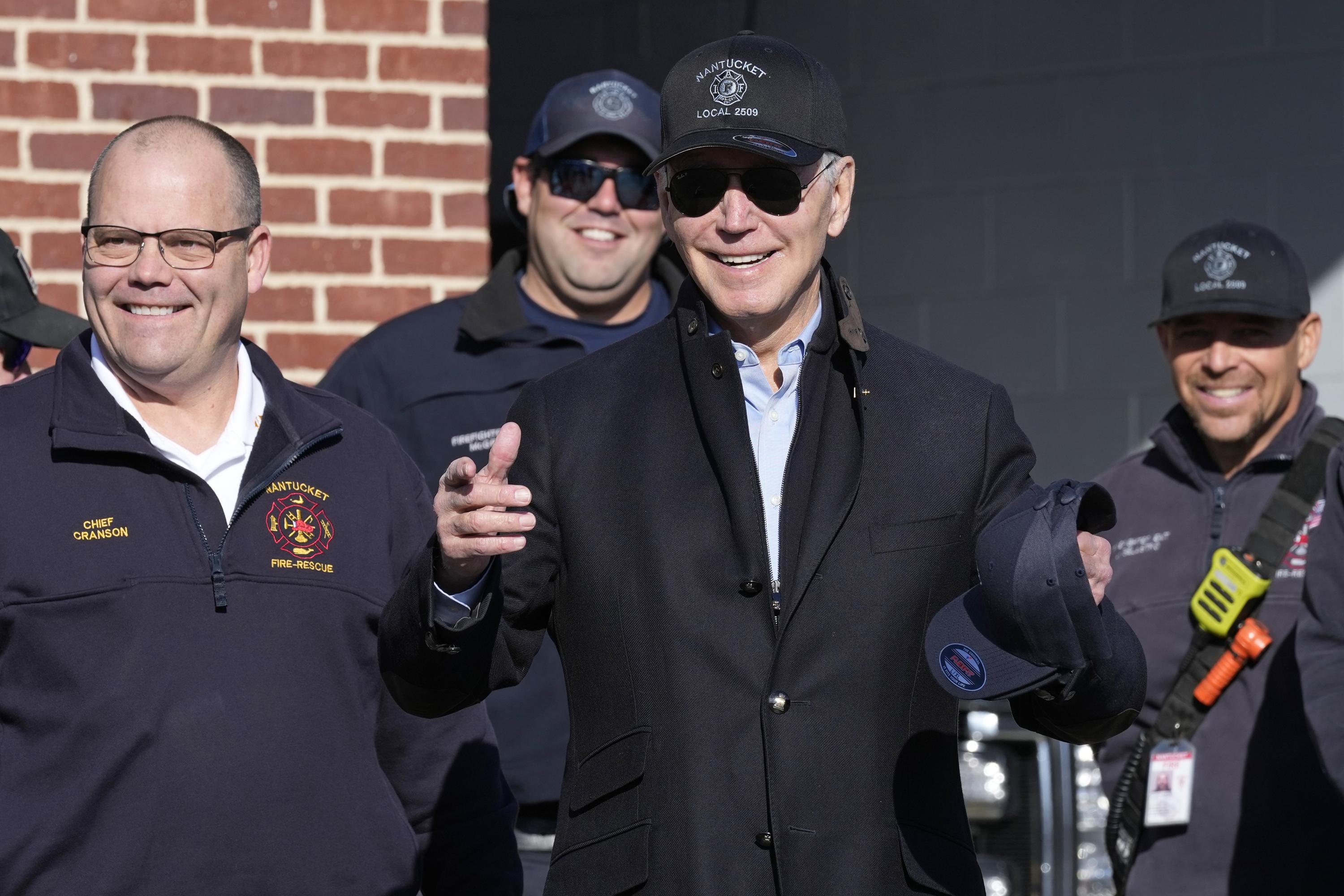 Biden traz sacolas de agradecimento para socorristas de Nantucket