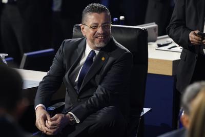 El presidente de Costa Rica Rodrigo Chaves durante la apertura de la Cumbre de las Américas en Los Ángeles el 9 de junio del 2022. Chaves declaró un estado de emergencia ante una serie de ataques de piratas cibernéticos sufrida por su país. (AP Photo/Marcio Jose Sanchez, File)