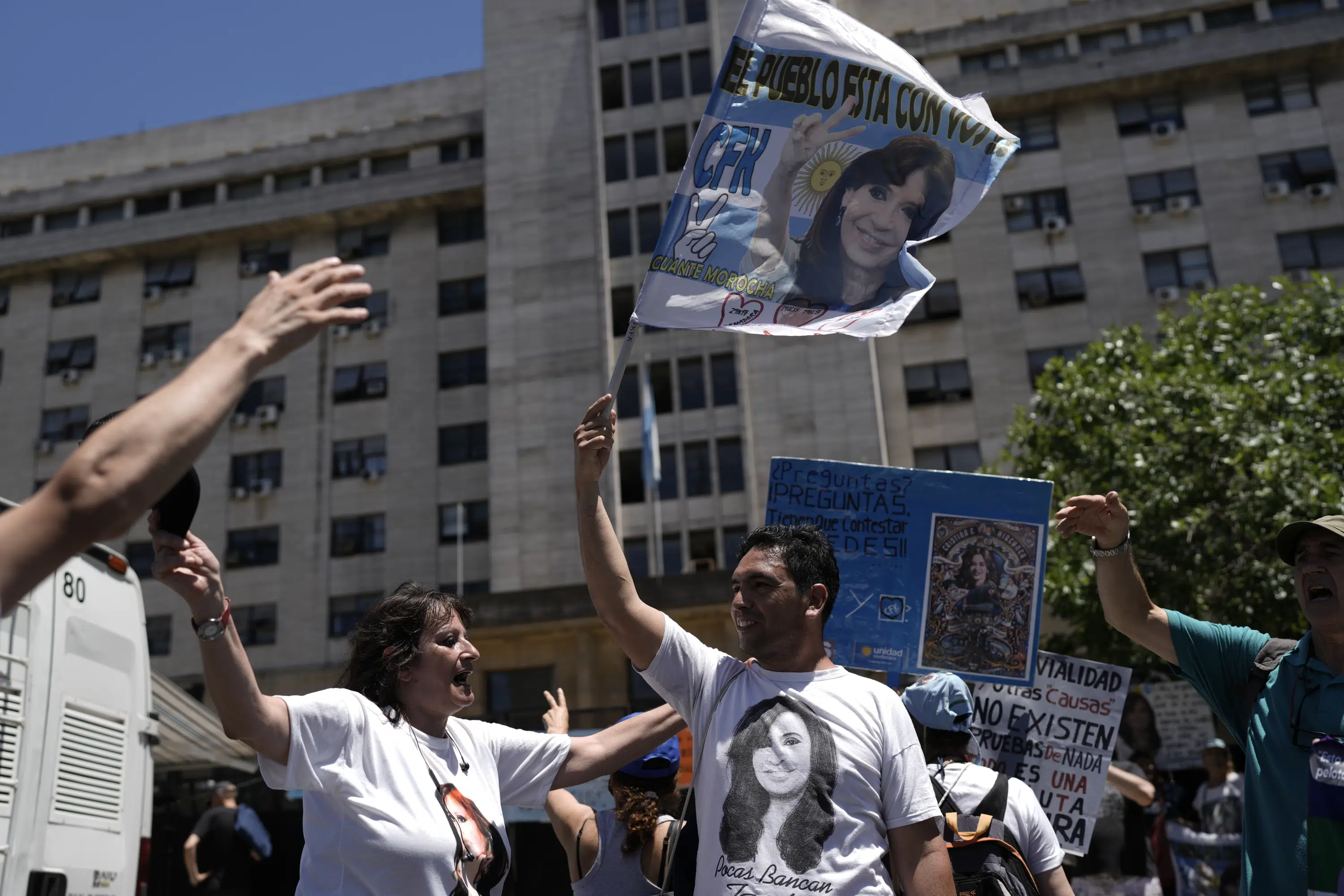 Vicepresidenta argentina Cristina Fernández espera veredicto sobre corrupción