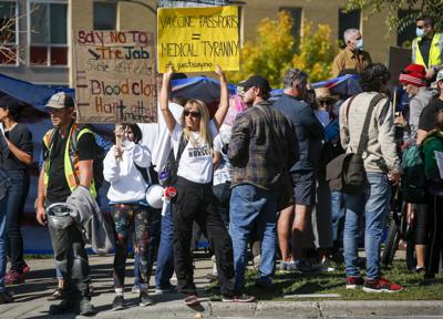 Manifestantes protestan frente al Hospital Foothills contra las medidas públicas de salud para combatir el COVID-19, el lunes 13 de septiembre de 2021, en Calgary, provincia de Alberta, Canadá. (Jeff McIntosh/The Canadian Press vía AP)