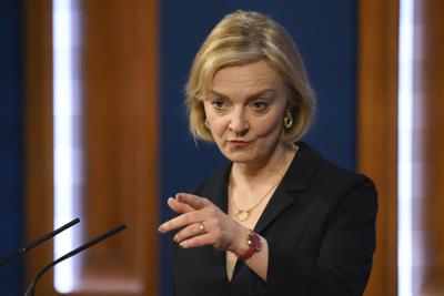 La primera ministra británica Liz Truss asiste a una conferencia de prensa en 10 Downing Street, Londres, 14 de octubre de 2022. (Daniel Leal/Pool Photo via AP)