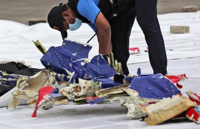 Indonesian Divers Find Parts Of Plane Wreckage In Java Sea