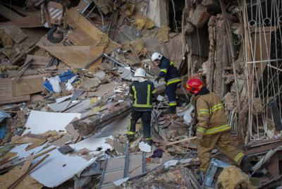 Bomberos ucranianos trabajan junto a un edificio de apartamentos destruido en Járkov, Ucrania, el miércoles 16 de marzo de 2022. Tanto Rusia como Ucrania proyectaron optimismo antes de otra ronda programada de conversaciones el miércoles, incluso cuando las fuerzas de Moscú dispararon contra Kiev y otras ciudades importantes en un intento por aplastar la resistencia que ha frustrado las esperanzas del Kremlin de una victoria relámpago. (AP Photo/Andrew Marienko)