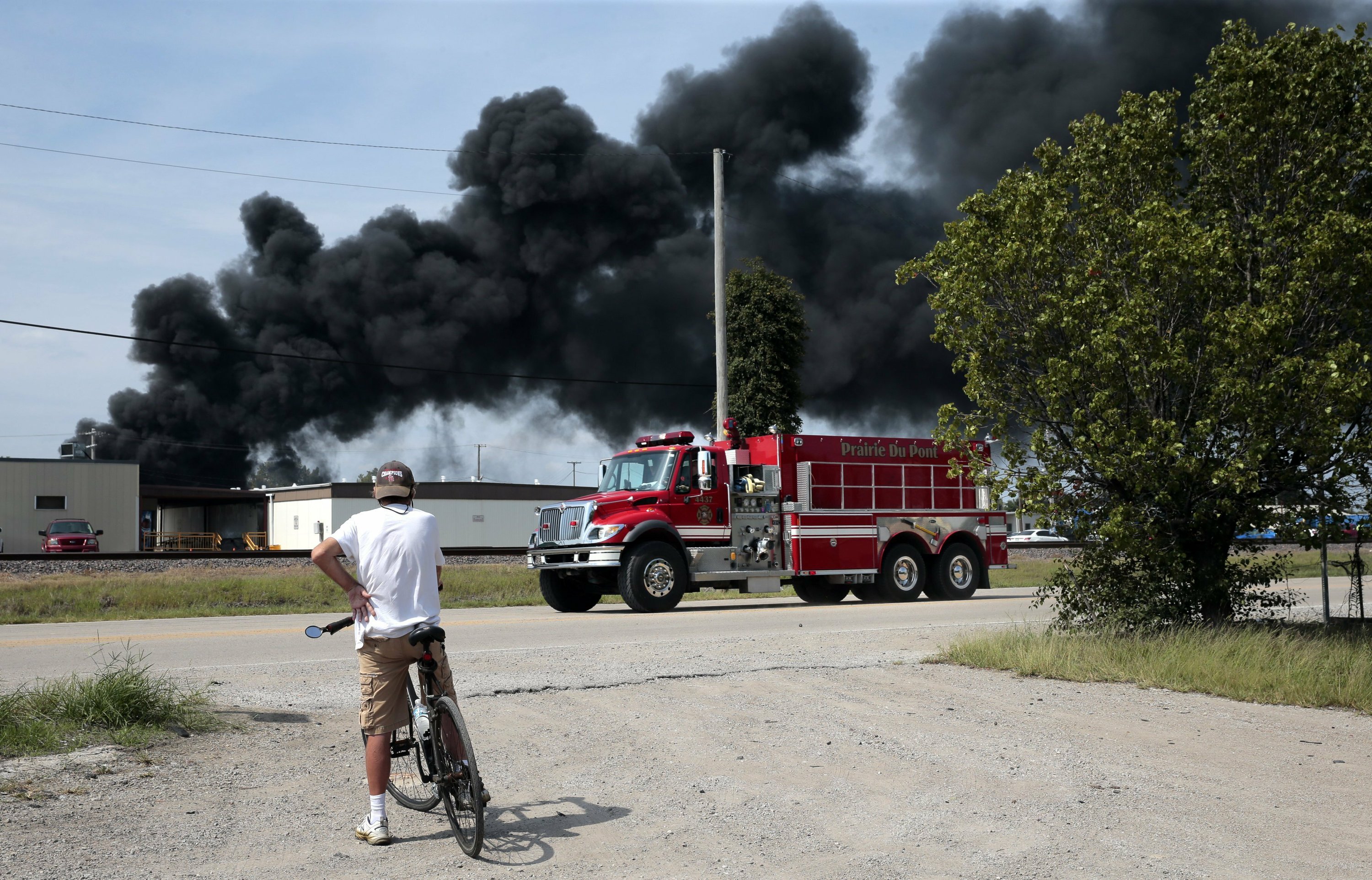 Illinois derailment causes fire, evacuations but no one hurt | AP News