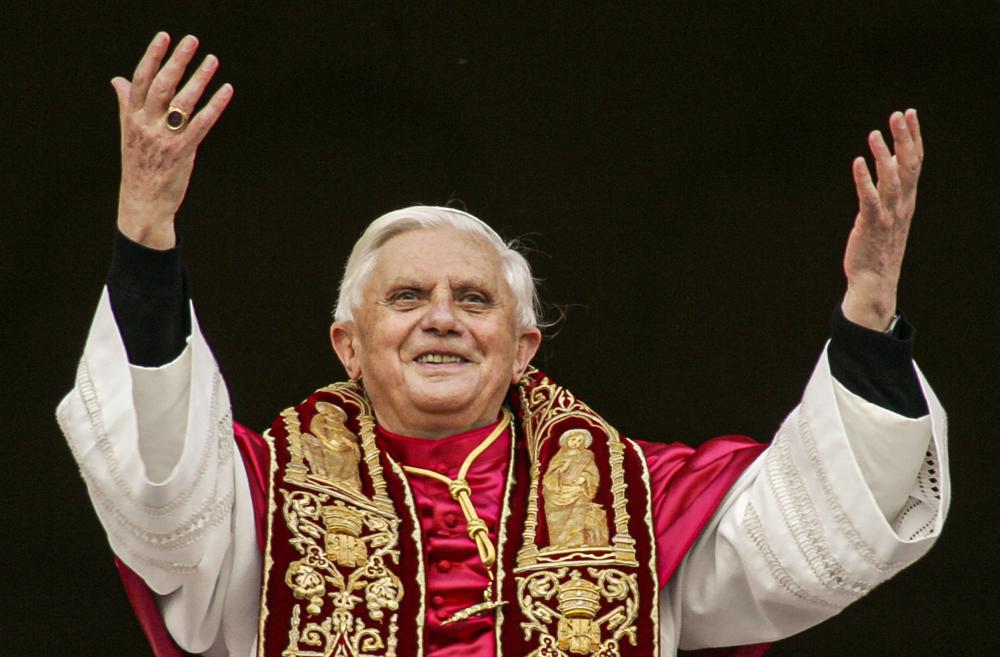 ARCHIVO - El Papa Benedicto XVI saluda a la multitud desde el balcón central de la Basílica de San Pedro en el Vaticano el 19 de abril de 2005, poco después de su elección.  El Papa emérito Benedicto XVI, el teólogo alemán que será recordado como el primer Papa en 600 años en renunciar, murió, anunció el Vaticano el sábado.  Tenía 95 años. (Foto AP/Andrew Medichini, archivo)