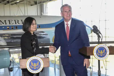 El presidente de la Cámara de Representantes de Estados Unidos, el republicano Kevin McCarthy, estrecha la mano de la presidenta de Taiwán, Tsai Ing-wen, tras una conferencia de prensa luego de una reunión en la biblioteca presidencial Ronald Reagan, en Simi Valley, California, el 5 de abril de 2023. (AP Foto/Ringo H.W. Chiu)