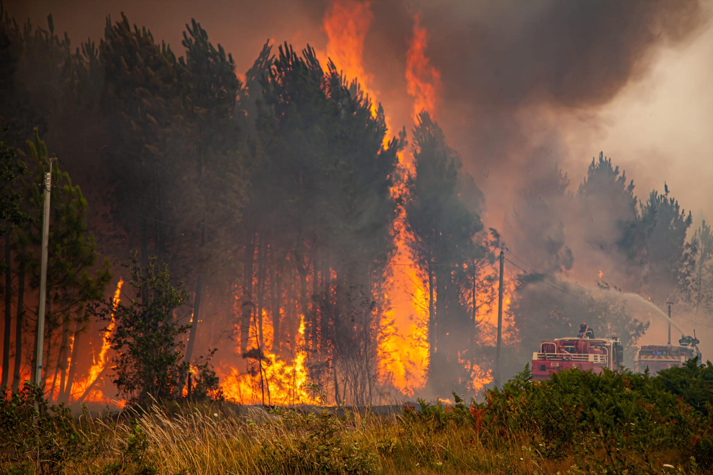 Aldeias Combatem Incêndios Florestais em Portugal;  A Europa está em chamas