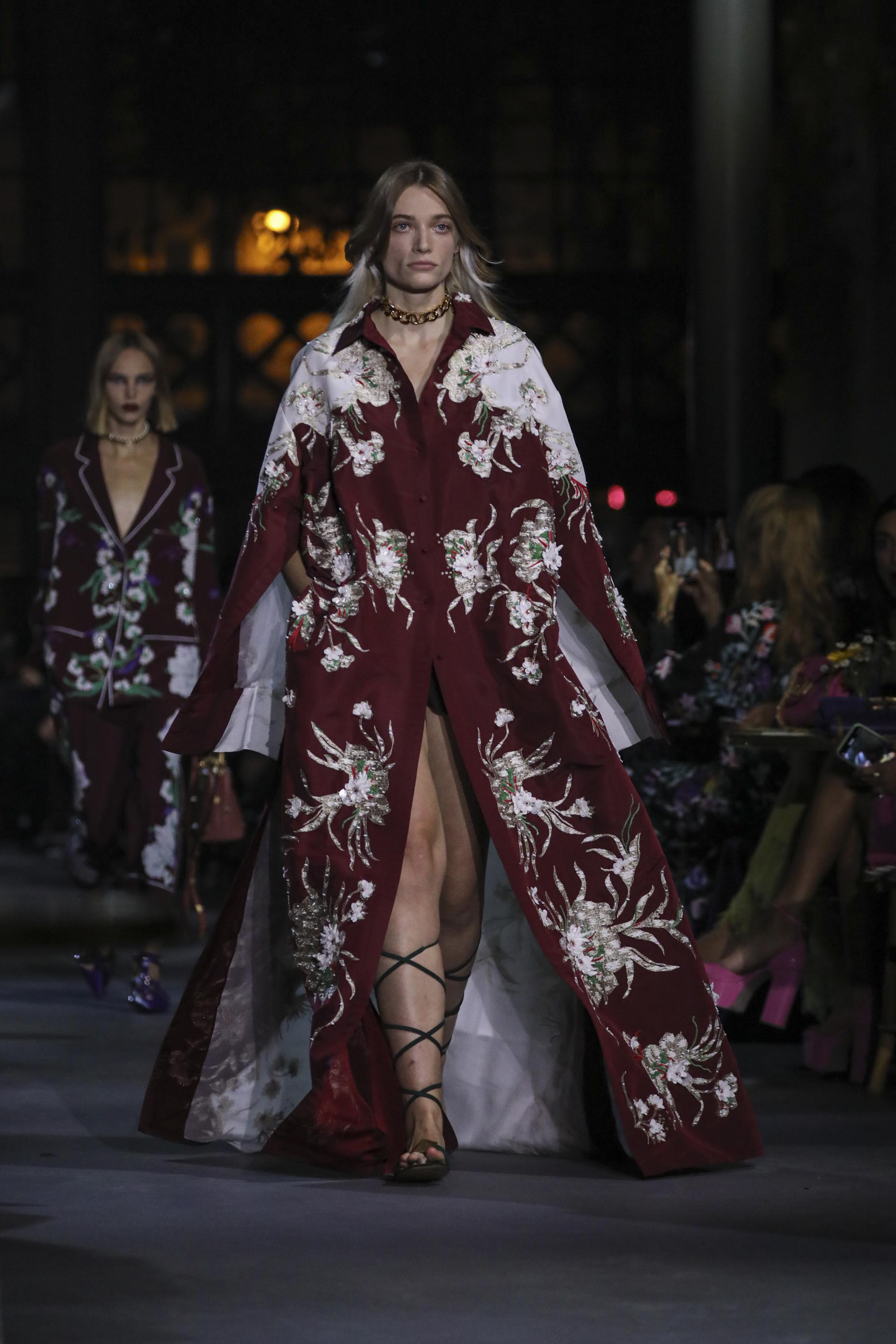 Repaste knus dårligt Valentino says it with flowers at Paris Fashion Week show | AP News