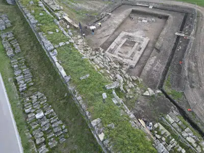 Fotografía sin fecha de la zona en donde un santuario recientemente descubierto, que data de alrededor del siglo V a.C., fue primero identificado en 2019 a lo largo de los muros de la ciudad antigua de Paestum, en el sur de Italia. (Parque Arqueológico Paestum Velia vía AP)