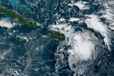 Esta imagen satelital, proporcionada por la Oficina Nacional de Administración Oceánica y Atmosférica de Estados Unidos (NOAA, por sus siglas en inglés), muestra a la tormenta tropical Fred en el Caribe a las 8 de la mañana EST del miércoles 11 de agosto de 2021, al sur de Puerto Rico y la República Dominicana. (NOAA/NESDIS/STAR GOES vía AP)