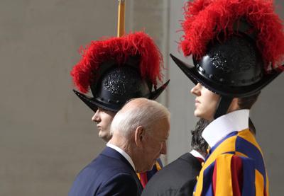 El presidente de Estados Unidos, Joe Biden, pasa junto a dos miembros de la Guardia Suiza a su llegada a una reunión con el papa Francisco en el Vaticano, el 29 de octubre de 2021. (AP Foto/Andrew Medichini)