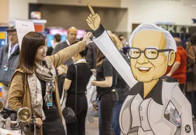 Hami Liu de Taiwán posa para una foto con un recorte de cartón de Warren Buffett en el stand de See's Candies durante el Berkshire Bazaar of Bargains en el Centro de Salud CHI el viernes 5 de mayo de 2023. (Chris Machian/Omaha World-Herald vía AP)