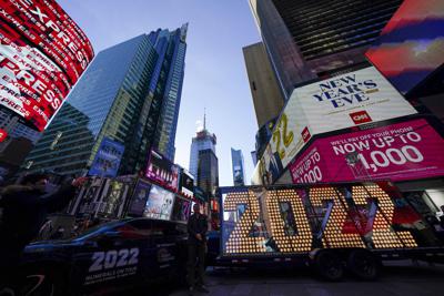 El letrero de 2022 que será encendido sobre un edificio en Nochevieja, es exhibido en Times Square, Nueva York, el lunes 20 de diciembre de 2021. (AP Foto/Seth Wenig, Archivo)