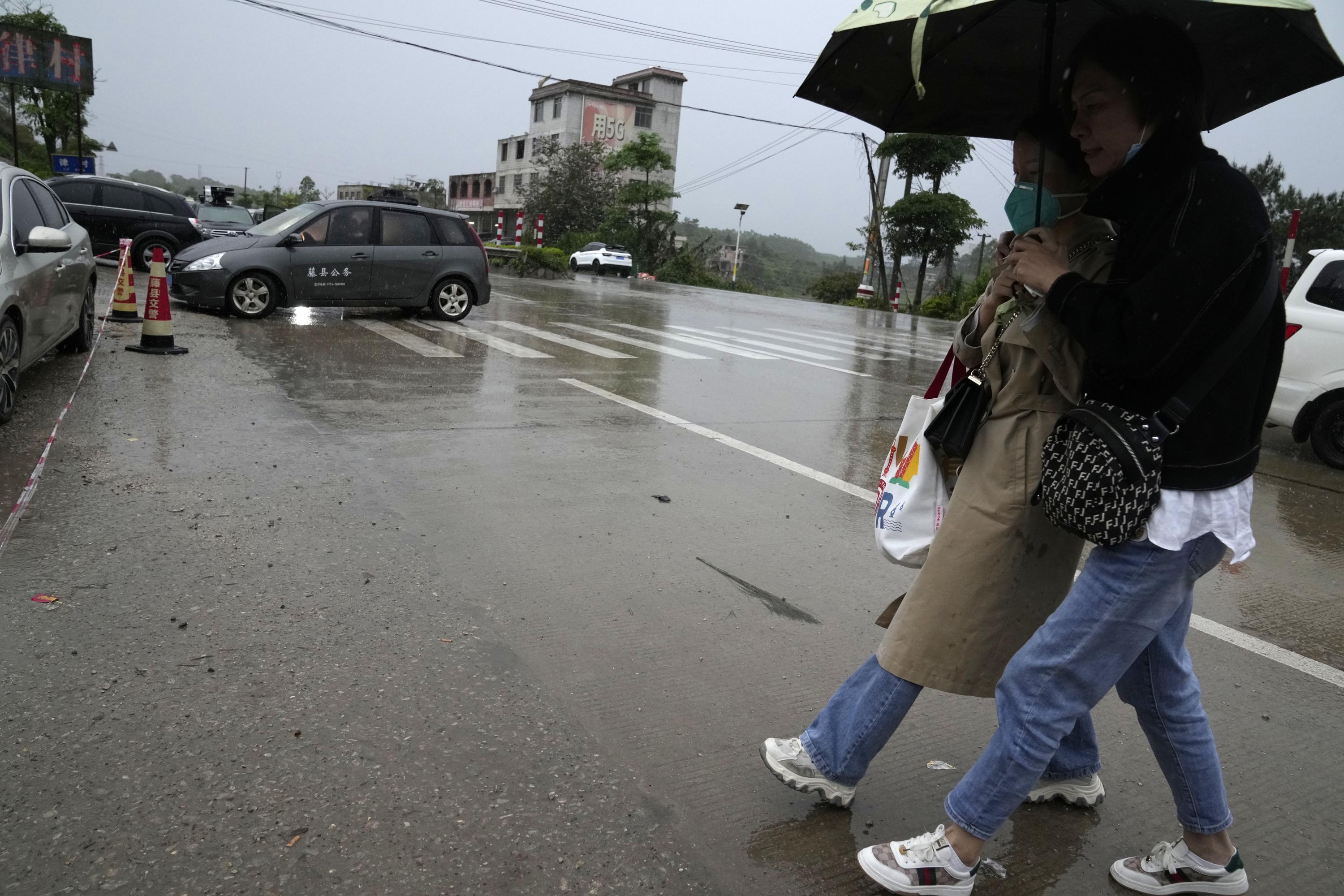 China: Lluvia dificulta búsqueda en lugar de accidente aéreo | AP News