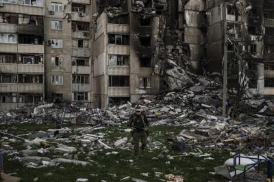Un militar ucraniano camina entre los escombros de un edificio gravemente dañado por bombardeos rusos el lunes 25 de abril de 2022, en Járkiv, Ucrania. (AP Foto/Felipe Dana)