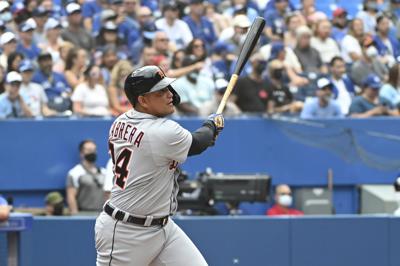 Miguel Cabrera de los Tigres de Detroit observa la trayectoria de su jonrón 500 en las Grandes Ligas durante un juego contra los Azulejos de Toronto, el domingo 22 de agosto de 2021, en Toronto.
(Jon Blacker/The Canadian Press vía AP)