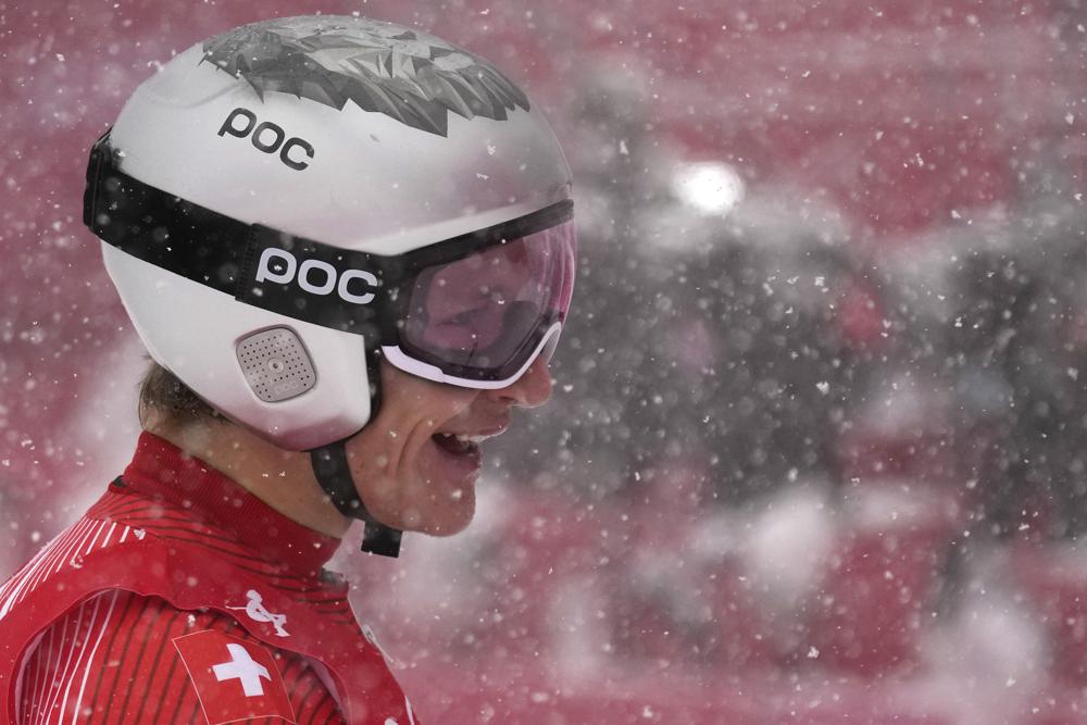 Marco Odermatt, de Suiza, reacciona después de terminar la primera carrera de eslalon gigante masculino en los Juegos Olímpicos de Invierno de 2022, el domingo 13 de febrero de 2022, en el distrito de Yanqing de Beijing.  (Foto AP/Luca Bruno)