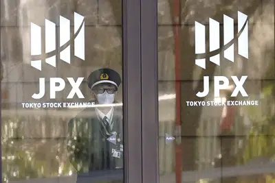 Tokyo'da 16 Şubat 2023 Perşembe günü Tokyo Menkul Kıymetler Borsası binasının girişinde bir güvenlik görevlisi nöbet tutuyor.  Hisse senetleri Asya'da 17 Şubat Cuma günü, yatırımcıların beklenenden daha sıcak gelen bir enflasyon okuması üzerine hayal kırıklığı kaydetmesiyle Wall Street'teki ölçütlerin dört haftanın en büyük düşüşünü yaşamasının ardından düştü.  (AP Fotoğrafı/Eugene Hoshiko)