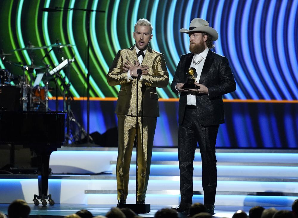 TJ Osborne, a la izquierda, y John Osborne, de Brothers Osborne, aceptan el premio a la mejor interpretación de un dúo de música country por 