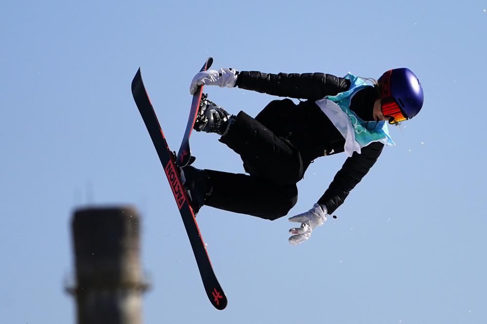 Eileen Gu, de China compite durante la final del freeski big air en los Juegos Olímpicos de Invierno de Beijing 2022 el martes 8 de febrero del 2022. (AP Foto/Matt Slocum)