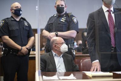 El director financiero de la Organización Trump, Allen Weisselberg, al centro, comparece ante una corte en Nueva York, el jueves 1 de julio de 2021. (Barry Williams/The Daily News vía AP, Foto compartida)