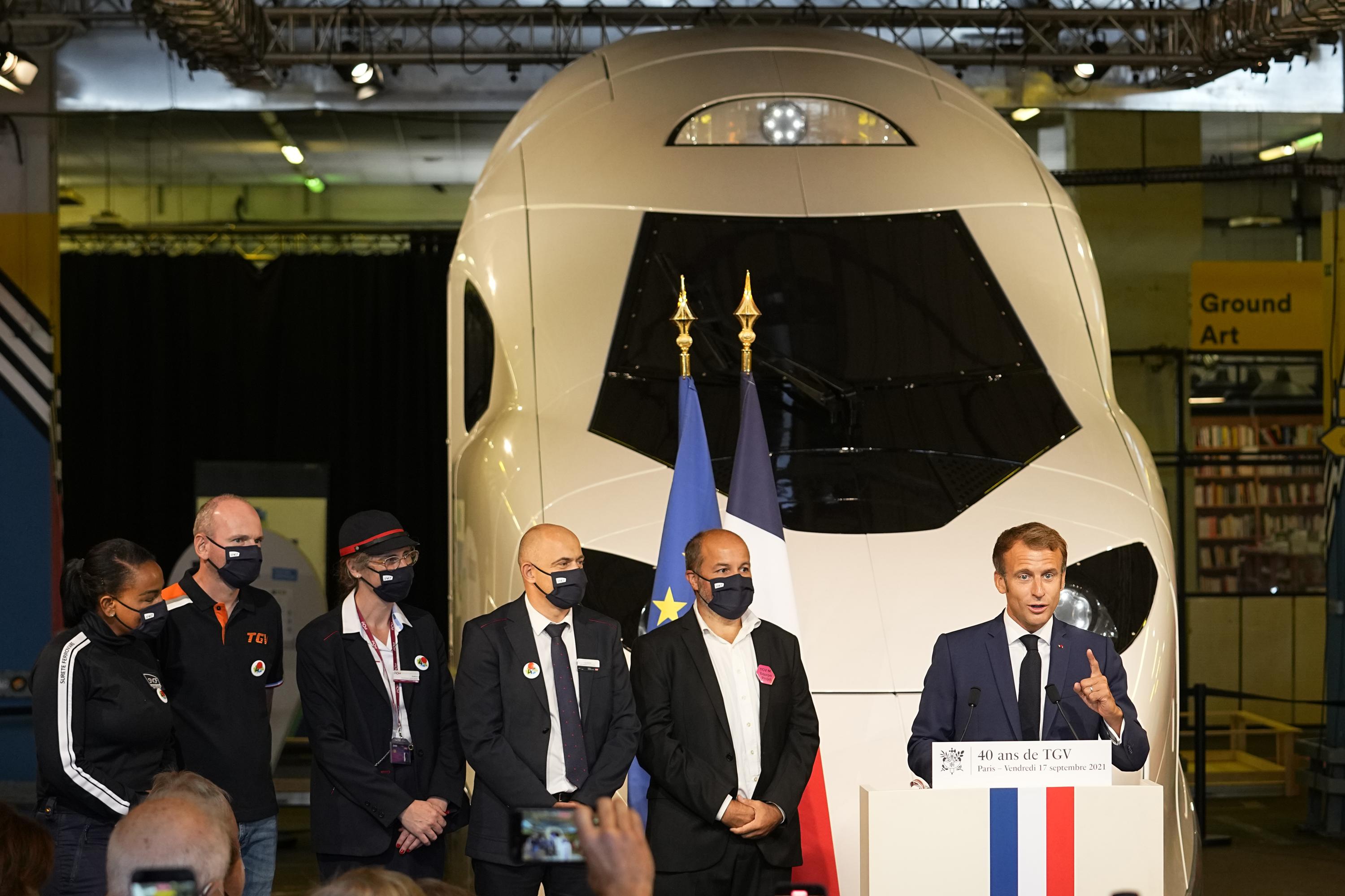 Macron dévoile un nouveau modèle de train à grande vitesse vert