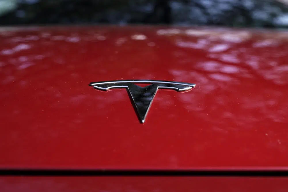 ARCHIVO - Se ve un logotipo de Tesla en un vehículo en exhibición en Austin, Texas, el miércoles 22 de febrero de 2023. El miércoles 1 de marzo, los ejecutivos de Tesla dijeron que la compañía utilizará técnicas de fabricación innovadoras y fábricas más pequeñas para reducir el costo de sus la próxima generación de vehículos hasta en la mitad de los que fabrica ahora.  (Foto AP/Eric Gay, archivo)