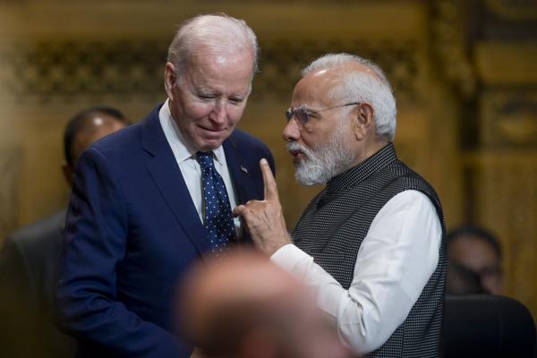 O presidente dos EUA, Joe Biden, à esquerda, conversa com o primeiro-ministro da Índia, Narendra Modi, durante a Cúpula do G20 em Nusa Dua, Bali, Indonésia, terça-feira, 15 de novembro de 2022. (Bay Ismoyo/Pool Photo via AP)