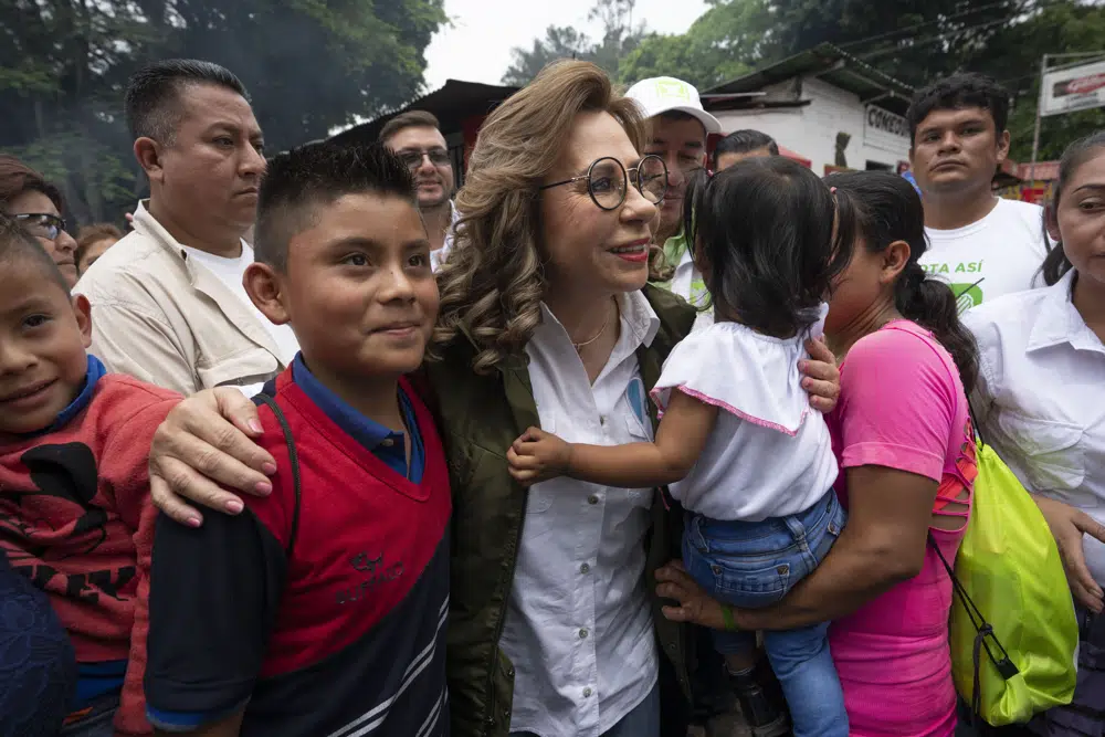 ARCHIVO - La exprimera dama Sandra Torres, candidata presidencial de Unidad Nacional de la Esperanza, es recibida por simpatizantes durante un acto de campaña en Amatitlán, Guatemala, el 14 de mayo de 2023. Guatemaltecos acuden a las urnas el 25 de junio. (Foto AP/Moises Castillo, Archivo )