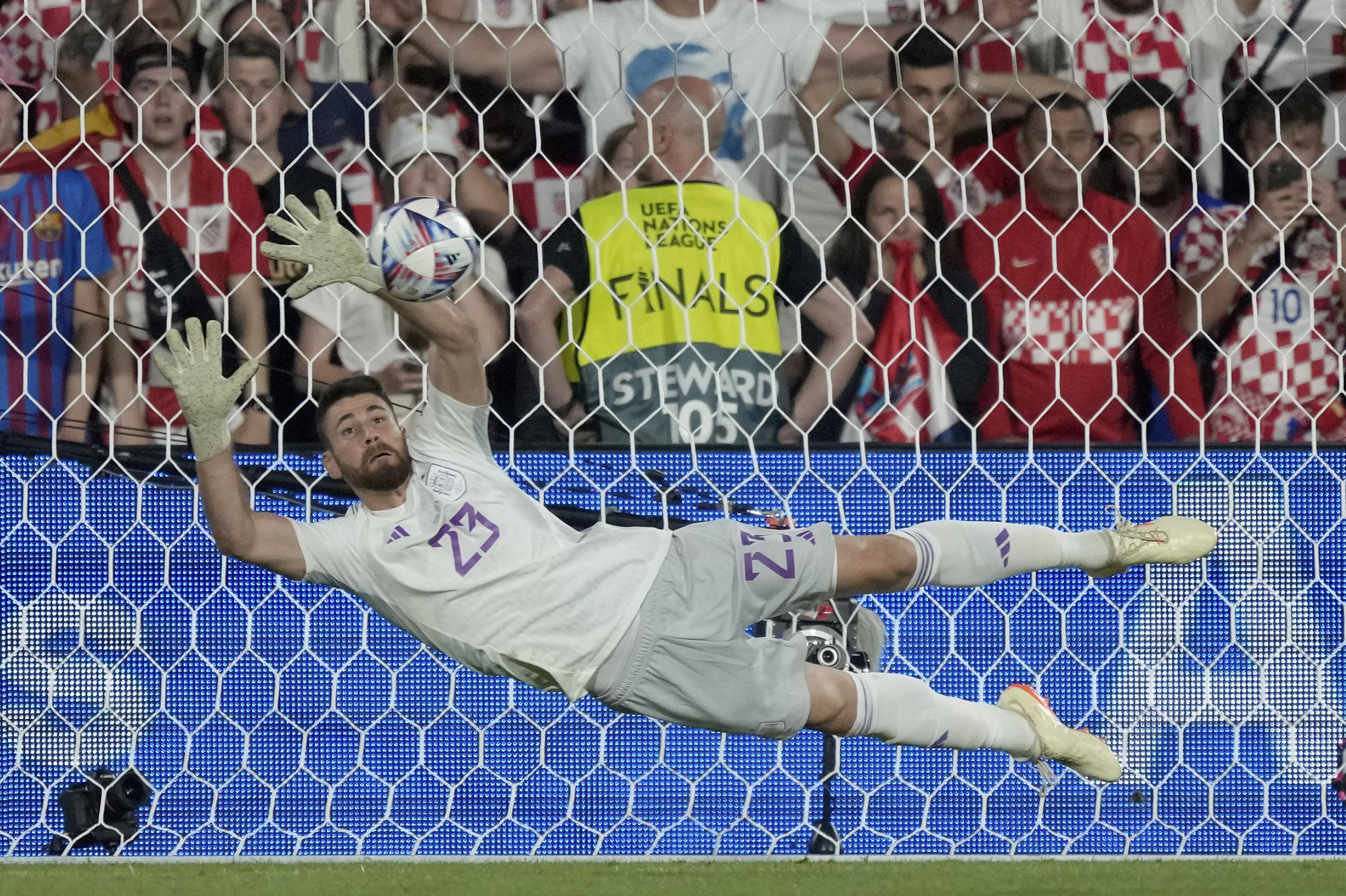 España gana la final de la Nations League cuando Unai Simon ataja dos penaltis de Croacia en la tanda de penaltis