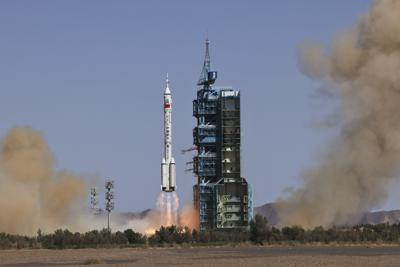 En esta fotografía facilitada por la Agencia de Noticias Xinhua, el cohete Gran Marcha-2F, despega con la misión Shenzhou 14 de China desde el Centro de Lanzamiento de Satélites de Jiuquan, provincia de Gansu, en el noroeste de China, el domingo 5 de junio de 2022. (Li Gang/Xinhua vía AP)