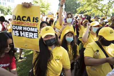 ARCHIVO - Activistas se manifiestan en apoyo al programa de Acción Diferida para los Llegados en la Infancia (DACA por sus siglas en inglés) frente al Capitolio en Washington, 15 de junio de 2022. El cartel en inglés dice "DACA es temporario. Este es nuestro hogar". (AP Foto/J. Scott Applewhite, File)