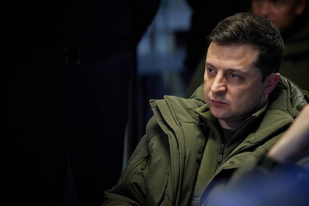 En esta fotografía facilitada por la Oficina Presidencial de Prensa de Ucrania, el mandatario Volodymyr Zelensky y presencia maniobras militares el sábado 12 de febrero de 2022 durante una visita a la región de Kherson, Ucrania.  (Oficina Presidencial de Prensa vía AP)