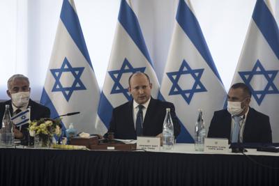 El primer ministro israelí Naftali Bennett (cen) en la reunión de gabinete en el kibutz Mevo Hama en las Alturas del Golán, el 26 de diciembre del 2021. (Nir Elias/Pool via AP)