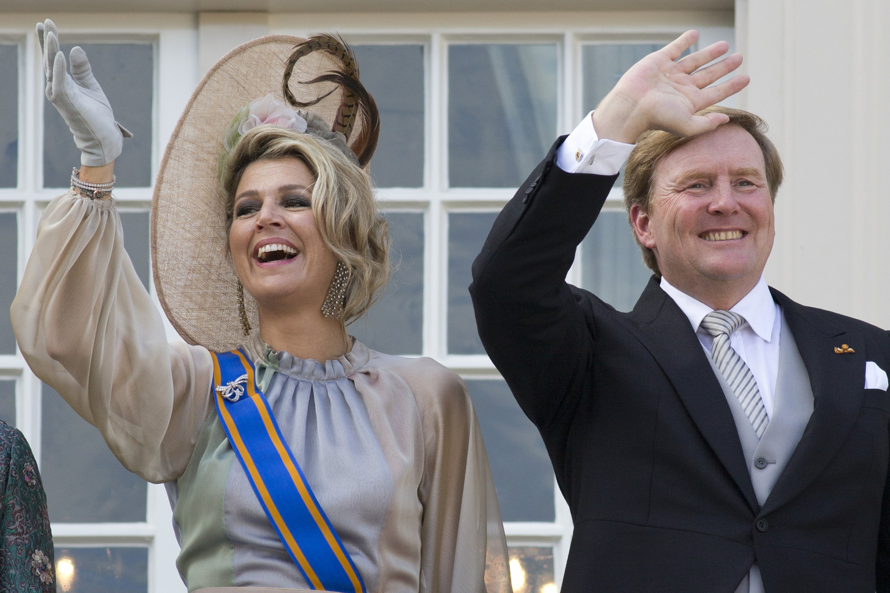 Dutch king expresses regret at Greek family vacation