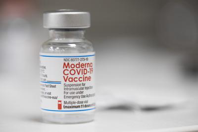Un vial de la vacuna de Moderna contra el COVID-19 en el mostrador de una farmacia en Portland, Oregon, el lunes 27 de diciembre de 2021. (AP Foto/Jenny Kane)