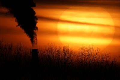 Archivo - Los gases contaminantes de una central eléctrica que usa carbón forman una silueta mientras se pone el sol en Kansas City, Missouri, el 1 de febrero de 2021. (AP Foto/Charlie Riedel, Archivo)