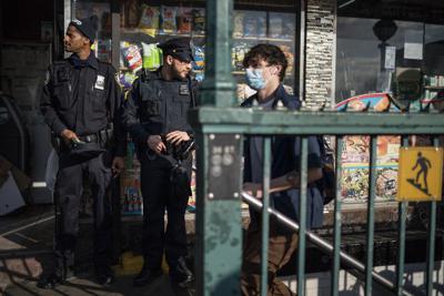 Agentes del Departamento de Policía de Nueva York vigilan la entrada de una estación de metro en Brooklyn el miércoles 13 de abril de 2022, donde la víspera se perpetro un ataque. (AP Foto/John Minchillo)