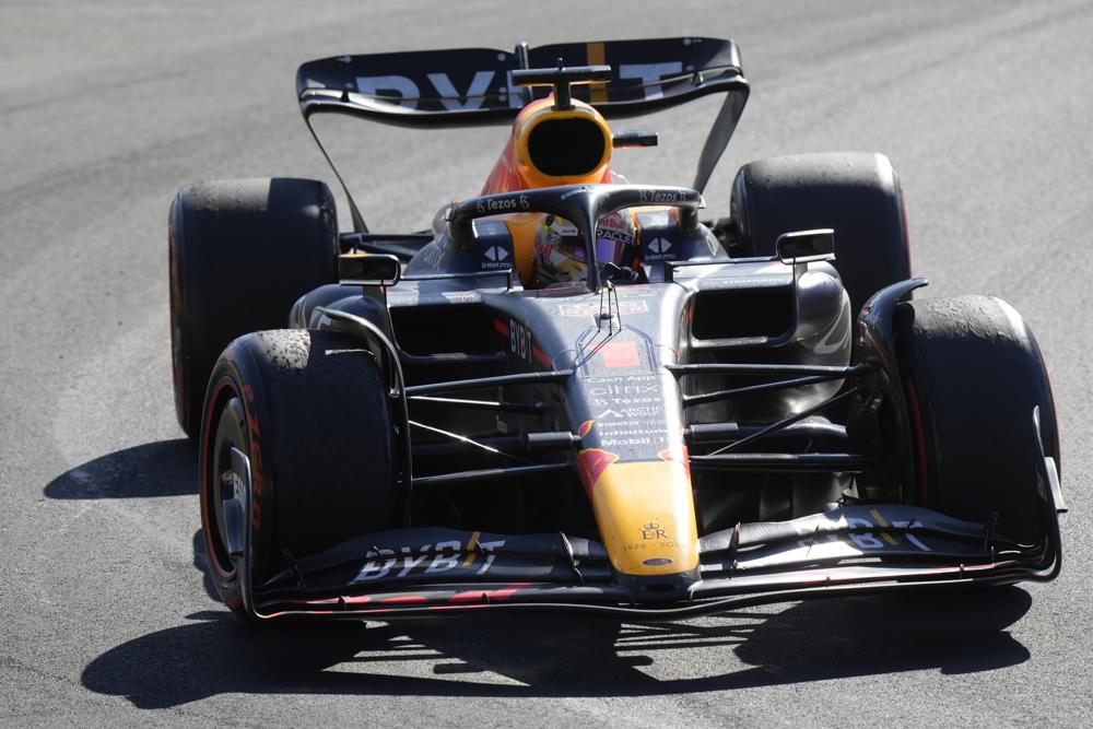 Max Verstappen de Red Bull cruza la meta al ganar el Gran Premio de Italia en Monza, el domingo 11 de septiembre de 2022. (AP Foto/Luca Bruno)