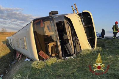 Un autobús yace de lado después de volcar cerca de Forli, Italia, el domingo 13 de marzo de 2022. La radio estatal italiana dice que un autobús que transportaba a unos 50 refugiados de Ucrania se volcó en una carretera importante en el norte de Italia, matando a un pasajero e hiriendo a varios otros, ninguno de ellos de gravedad. La radio RAI dijo que una mujer murió y que el resto de las personas a bordo del autobús fueron evacuadas de manera segura después del accidente el domingo temprano cerca de la ciudad de Forli. (Vigili del Fuoco vía AP)