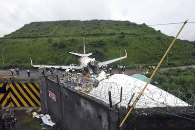 Survivors of deadly India crash say plane swayed violently | AP News