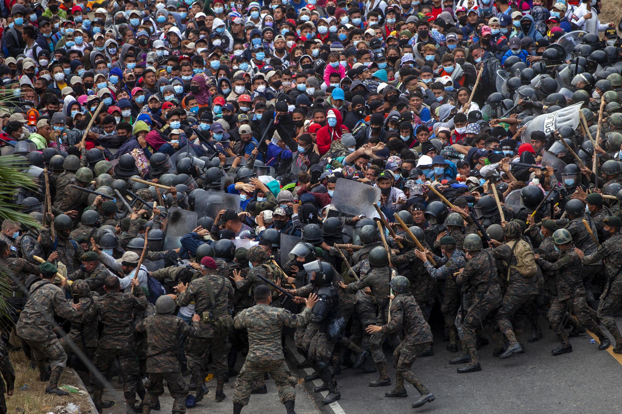 Honduran migrants clash with Guatemalan soldiers in Vado Hondo, Guatemala, on Jan. 17, 2021. (AP Photo/Sandra Sebastian)