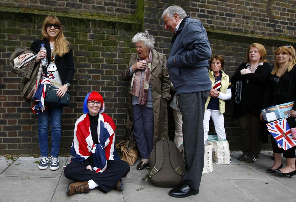 Sarah Edwards, second left, and other members of the public wait in a queue to enter the gardens of Buckingham Palace before a concert for Britains Queen Elizabeth IIs 60-year reign during Diamond Jubilee celebrations in London, June 4, 2012. (Photo: Tim Hales/AP)