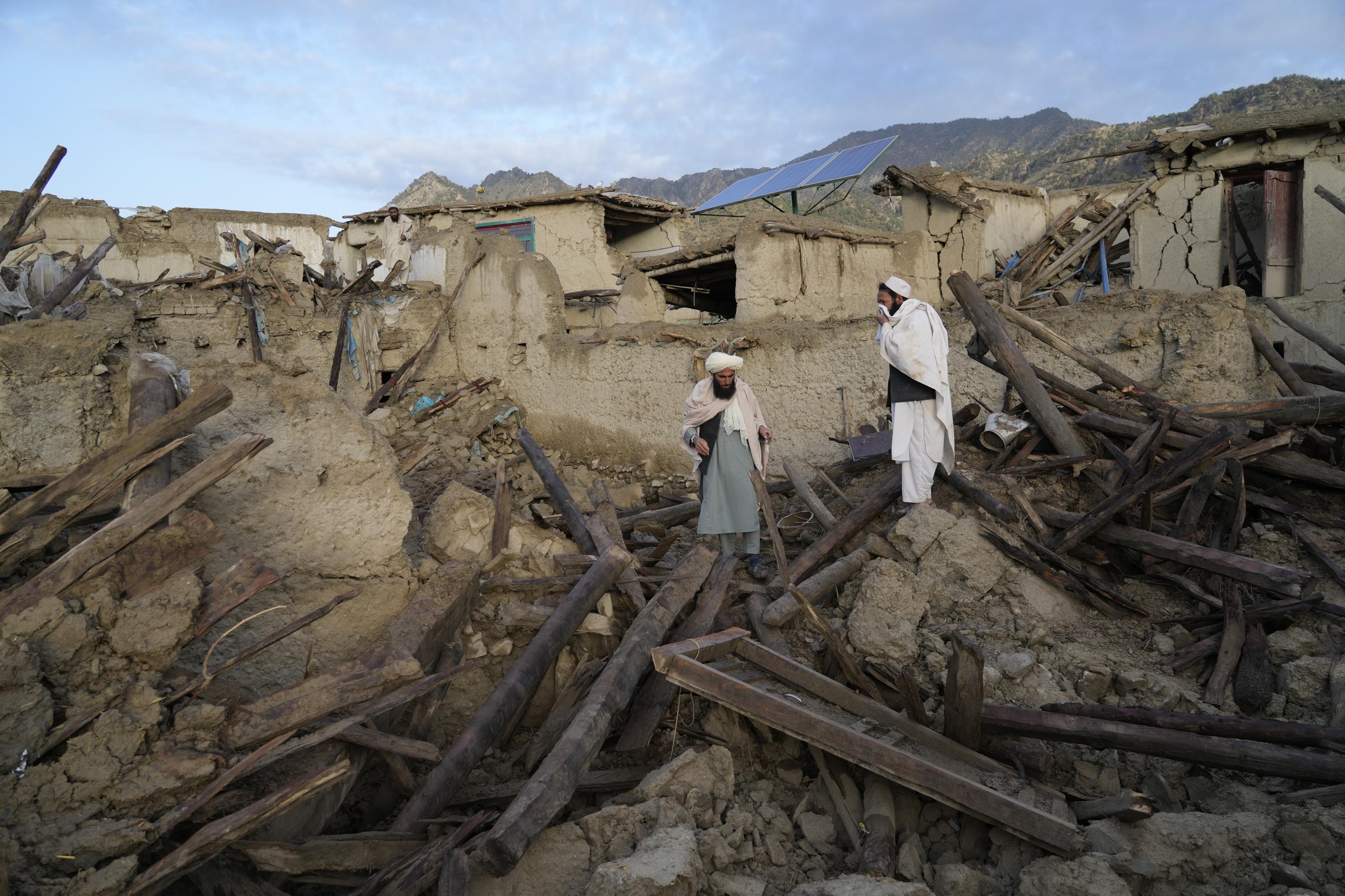Afghanere begraver de døde og graver etter overlevende fra et ødeleggende jordskjelv