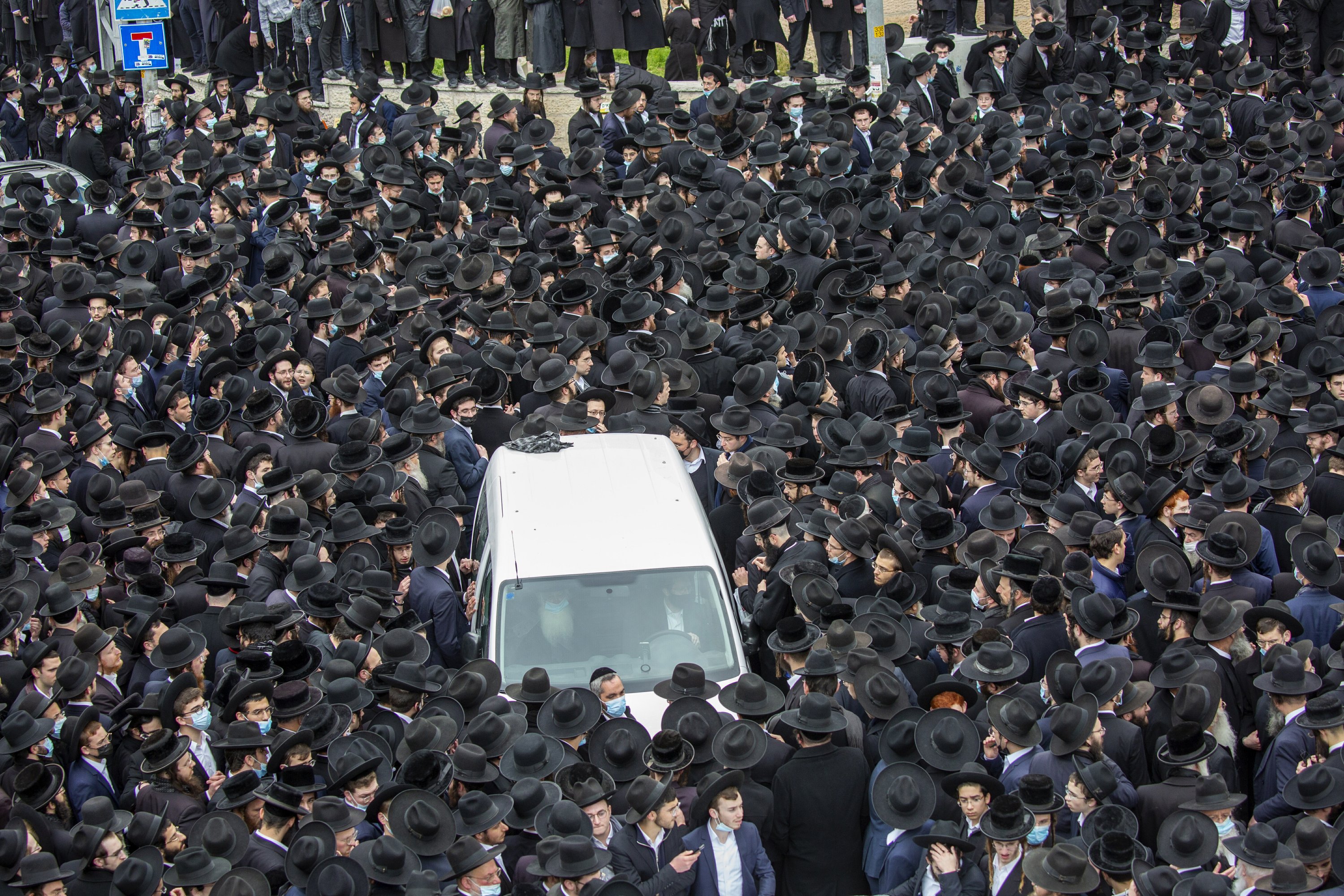 Thousands take part in the funeral of Jerusalem, and there are huge pandemics