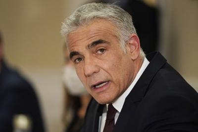 ARCHIVO - En esta foto de archivo del 27 de junio de 2021, el canciller israelí Yair Lapid se encuentra con el secretario de Estado estadounidense Antony Blinken en Roma. (AP Foto/Andrew Harnik, File)