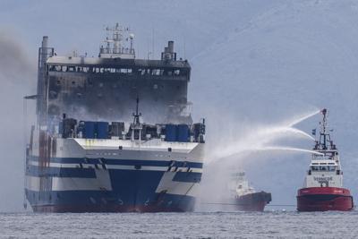 Humo saliendo del barco de bandera italiana Euroferry Olympia, que lleva tres días en llamas, en la mar Jónico, cerca de la isla griega de Corfú, el domingo 20 de febrero de 2022. (AP Foto/Petros Giannakouris)