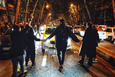 En esta imagen de archivo, tomada por una persona que no trabaja para The Associated Press y conseguida por la AP fuera del país, mujeres protestan por la muerte de una mujer de 22 años, Mahsa Amini, mientras estaba detenida por la policía de la moral iraní, en Teherán, Irán, el 1 de octubre de 2022. (AP Foto, archivo)