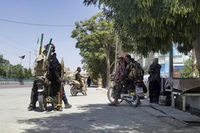 Combatientes del Talibán vigilan dentro de la ciudad de Ghazni, al suroeste de Kabul, en Afganistán, el jueves 12 de agosto de 2021. (AP Foto/Gulabuddin Amiri)