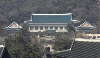 El palacio presidencial de Surcorea, llamado la Casa Azul, en Seúl el 10 de marzo del 2017.  (Foto AP/Lee Jin-man)